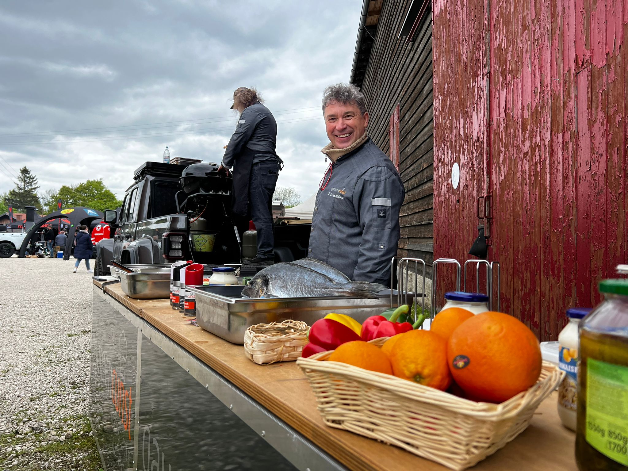 Die Gaumencunst Grillbrother`s mit ihrem Jeep Pickup auf der BBQ-Week in Münsingen